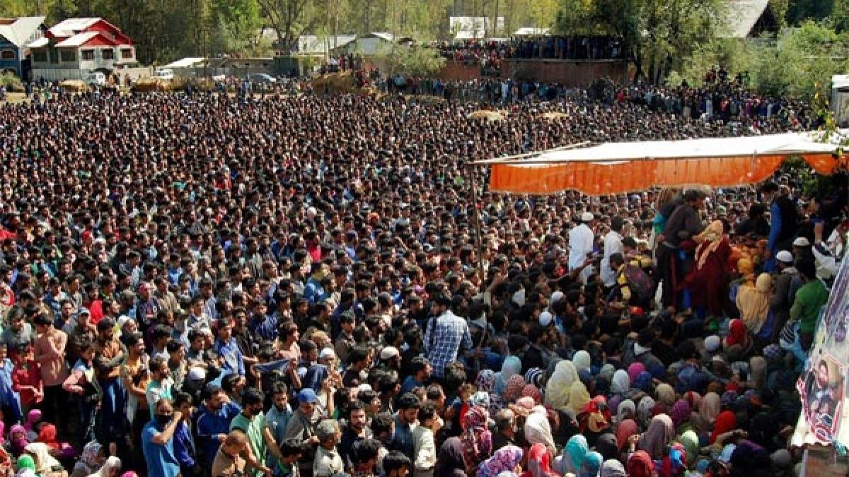Muslims assist cremation of Kashmiri Pandit killed by terrorist Muslims assist cremation of Kashmiri Pandit killed by terrorist