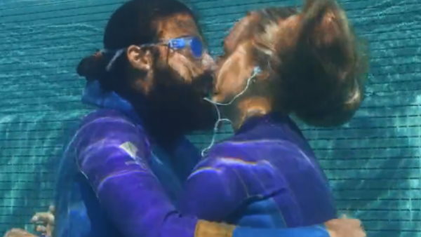 ನೀರಿನ ಹೊರಗೆ ಚುಂಬಿಸಿದ ದಾಖಲೆ