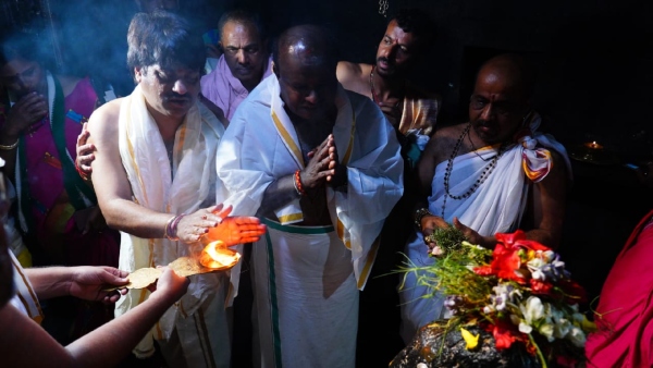 ಆತ್ಮಲಿಂಗಕ್ಕೆ ಪ್ರಾರ್ಥನೆ ಸಲ್ಲಿಸಿದ ಕುಮಾರಸ್ವಾಮಿ