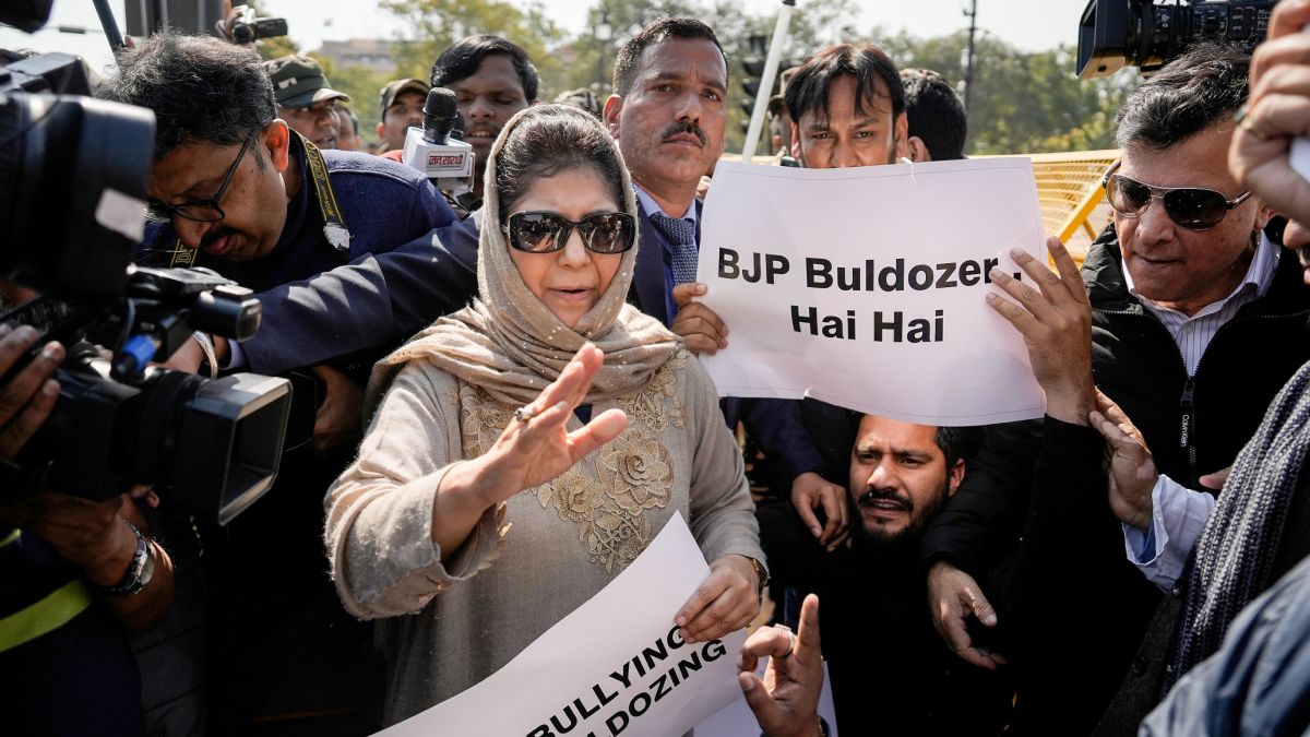 Former Chief Minister of Jammu and Kashmir Mehbooba Mufti arrested Former Chief Minister of Jammu and Kashmir Mehbooba Mufti arrested