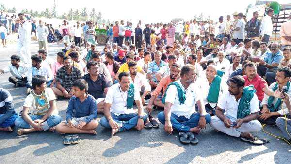Police Lathi Charge After Protesting Farmers Block Mysuru - Bengaluru Expressway Police Lathi Charge After Protesting Farmers Block Mysuru - Bengaluru Expressway