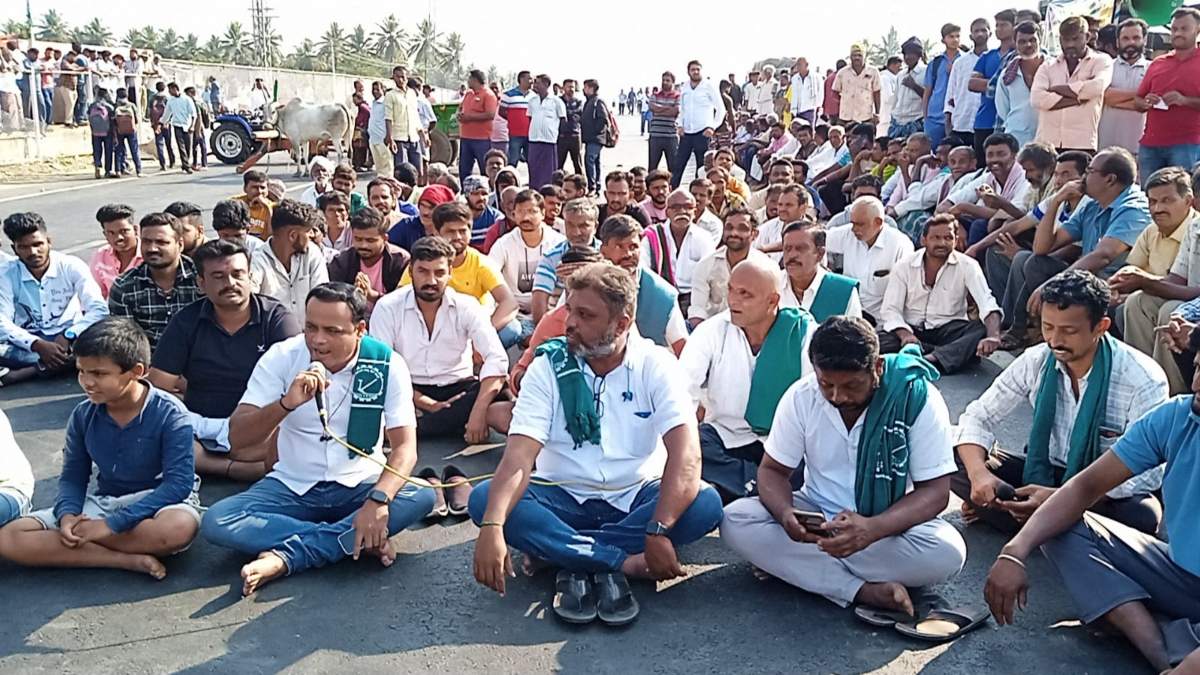 Police Lathi Charge After Protesting Farmers Block Mysuru - Bengaluru Expressway Police Lathi Charge After Protesting Farmers Block Mysuru - Bengaluru Expressway