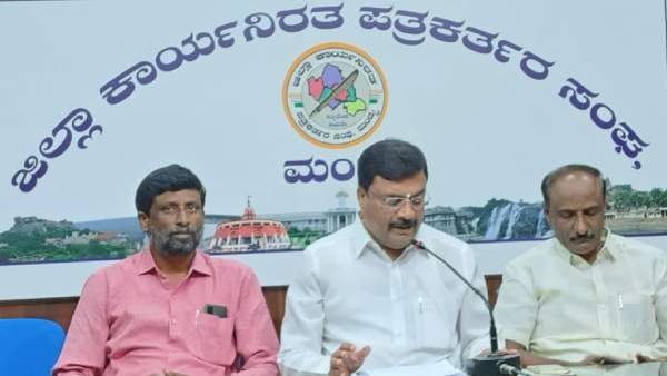  ಸಾರ್ವಜನಿಕರ ಹಣವನ್ನ ಲೂಟಿ ಮಾಡುತ್ತಿದ್ದಾರೆ