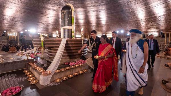 President Droupadi Murmu calls Sadhguru as Rishi Of Modern Times President Droupadi Murmu calls Sadhguru as Rishi Of Modern Times