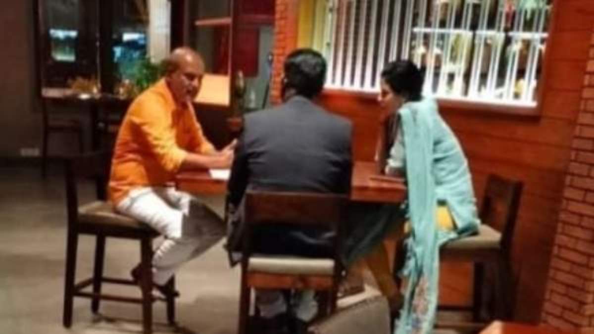 IAS Rohini Sindhuri talks with Sara Mahesh in Mysuru, Photo viral IAS Rohini Sindhuri talks with Sara Mahesh in Mysuru, Photo viral