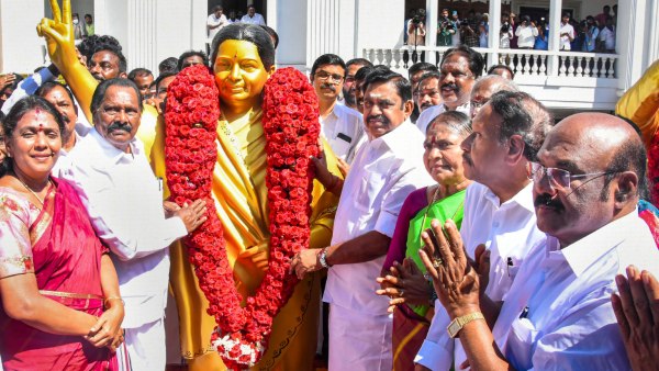 Panneerselvam, become alone in Tamil Nadu politics: Will Jayalalithaas disciple knock on BJPs door? Panneerselvam, become alone in Tamil Nadu politics: Will Jayalalithaas disciple knock on BJPs door?