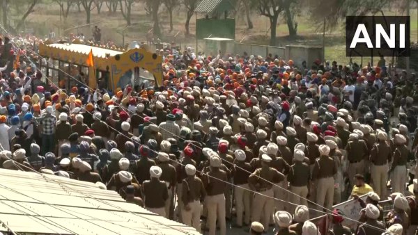Punjab: Protest in front of the police station with stones, swords and guns!