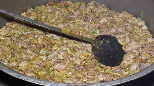 ವಿಶಿಷ್ಟ ಆಚರಣೆಗೆ ಸಾಕ್ಷಿಯಾದ ಸಾವಿರಾರು ಭಕ್ತರು ವಿಶಿಷ್ಟ ಆಚರಣೆಗೆ ಸಾಕ್ಷಿಯಾದ ಸಾವಿರಾರು ಭಕ್ತರು