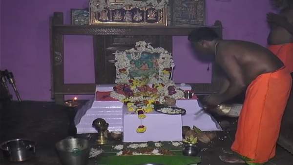 ಮಾಂಸಹಾರ ಸೇವಿಸಿ ಜಾಗರಣೆ ಮಾಡಿದ ಭಕ್ತರು ಮಾಂಸಹಾರ ಸೇವಿಸಿ ಜಾಗರಣೆ ಮಾಡಿದ ಭಕ್ತರು