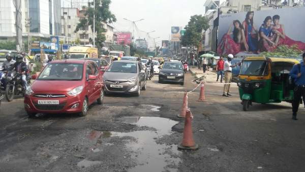 Bengaluru Mysuru Expressway: Heavy Traffic near Rajarajeshwari hospital Nice road Chalaghatta
