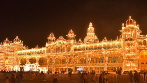  ಶಿವಲಿಂಗಕ್ಕೆ ಅಭಿಷೇಕ ಮಾಡಿದ ಭಕ್ತರು