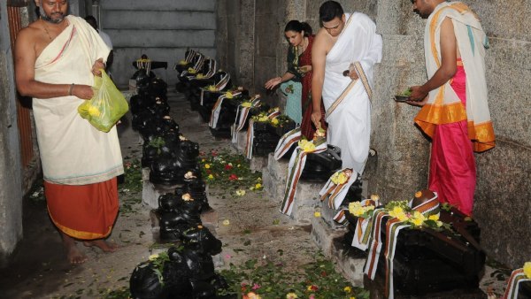  ಭಕ್ತರಿಗೆ ಪುಷ್ಪಾರ್ಚನೆ ಮಾಡಿದ ಸ್ವಾಮೀಜಿ
