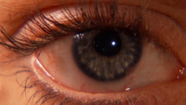 ಮಹಿಳೆಯ ದೃಷ್ಟಿ ಕಸಿದುಕೊಂಡ ಸ್ಮಾರ್ಟ್‌ಪೋನ್‌ ಬಳಕೆ