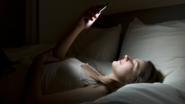 ಸ್ಮಾರ್ಟ್‌ಫೋನ್ ವಿಷನ್ ಸಿಂಡ್ರೋಮ್‌ನಿಂದ ಬಳಲುತ್ತಿದ್ದ ಮಹಿಳೆ