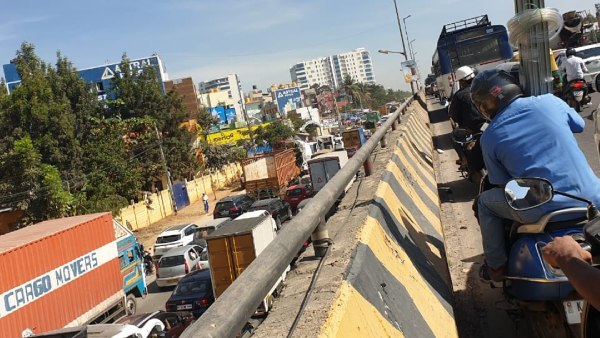 Aero India Show: Traffic Jam on bengaluru-Yalahanka Road for Kilometers Aero India Show: Traffic Jam on bengaluru-Yalahanka Road for Kilometers