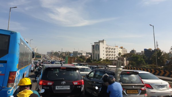 Aero India Show: Traffic Jam on bengaluru-Yalahanka Road for Kilometers Aero India Show: Traffic Jam on bengaluru-Yalahanka Road for Kilometers