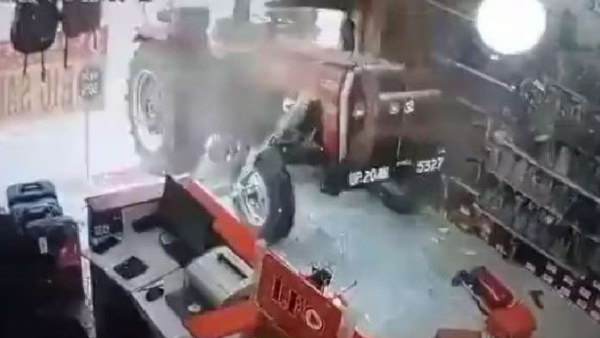 Ghost drive tractor: A tractor that suddenly moved forward and crushed vehicles!