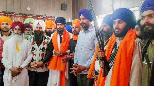 Punjab: police strict action against Amritpal Singh: 6 accomplices arrested - Internet blackout in many places Punjab: police strict action against Amritpal Singh: 6 accomplices arrested - Internet blackout in many places