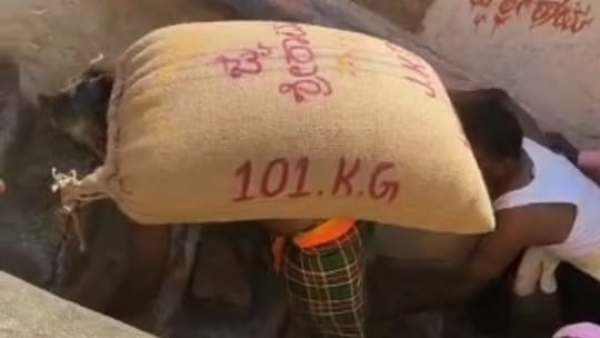 A Hanuman Devotee Climb Anjanadri Hill With Carrying 101 KG Corn Bag