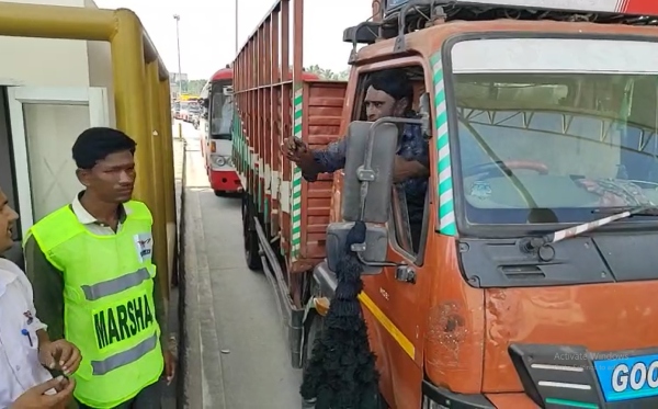 Bangaluru-Mysuru expressway toll collection: Censor is not working, Cars are damaged