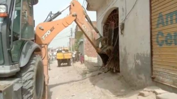 Bengaluru: BBMP Bulldozers roll into Gandhi Bazaar as traders fight eviction Bengaluru: BBMP Bulldozers roll into Gandhi Bazaar as traders fight eviction