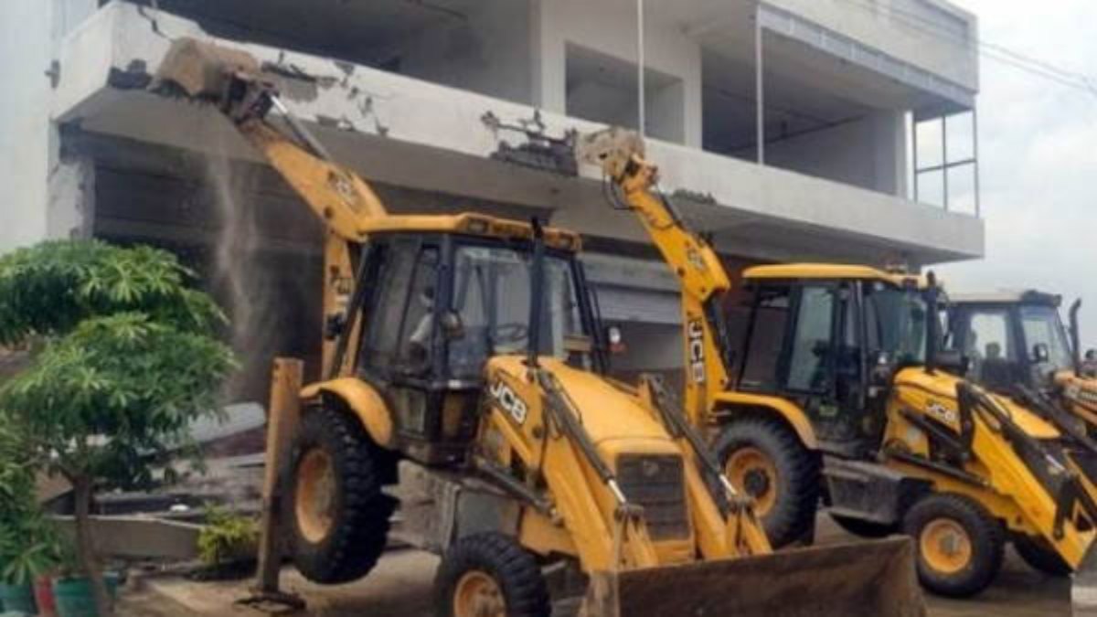 Bengaluru: BBMP Bulldozers roll into Gandhi Bazaar as traders fight eviction Bengaluru: BBMP Bulldozers roll into Gandhi Bazaar as traders fight eviction