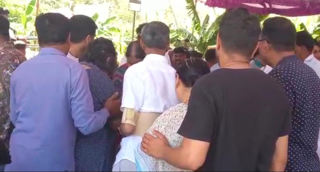 Congress Ticket should be given to Dhruvanarayana elder son: Congress workers