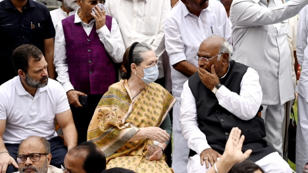 Adani case: Congress leaders protest in front of Mahatma Gandhi statue