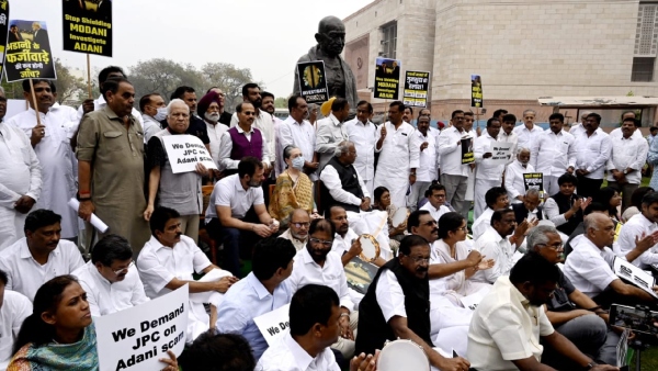 Adani case: Congress leaders protest in front of Mahatma Gandhi statue