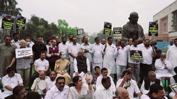 Adani case: Congress leaders protest in front of Mahatma Gandhi statue