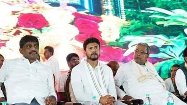 Congress leader Shamanur Shivshankarappa supports Darshan Dhruvanarayan 