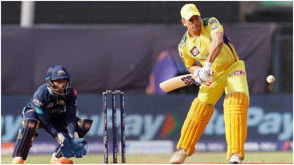  IPL 2023: CSKs Captain MS Dhoni Leaves Fans Impressed with Humble Gesture