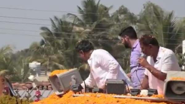 Karnataka Election 2023: KPCC President DK Shivakumar Showers Rs 500 Notes In Roadshow