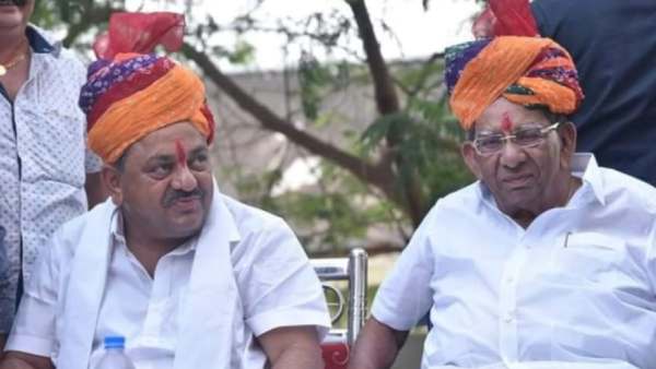 Davangere police registered FIR against Shamanur Shivashankarappa and his son for luring voters with gifts Davangere police registered FIR against Shamanur Shivashankarappa and his son for luring voters with gifts