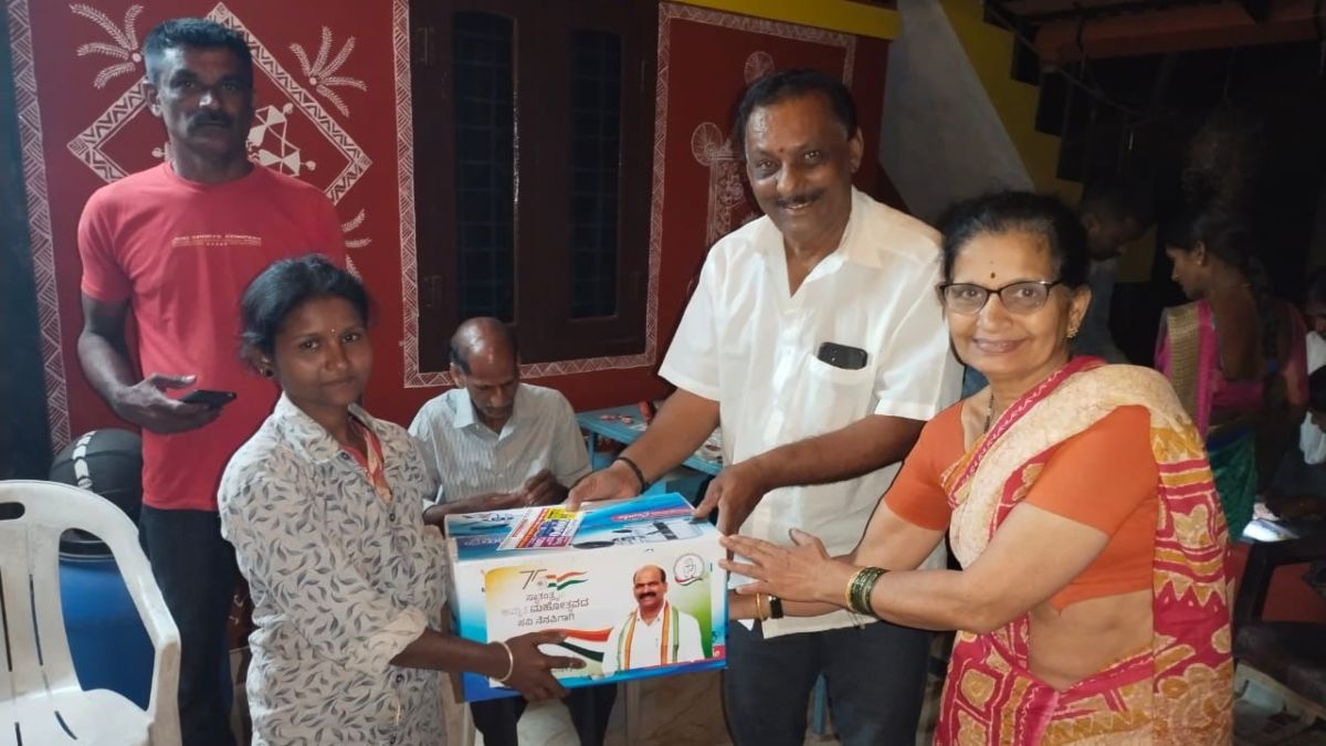 Cooker politics continued by Congress, BJP in Chikkamagaluru, photo viral Cooker politics continued by Congress, BJP in Chikkamagaluru, photo viral