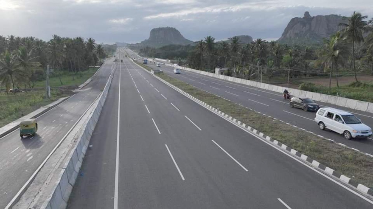 2 Couples robbed on Mysuru-Bengaluru Expressway after their Car Broke Down on Highway