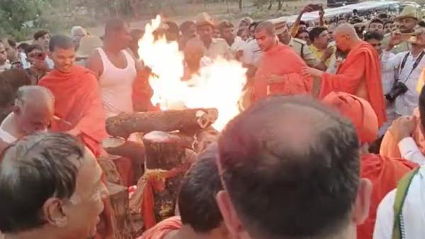 Sri Charukeerthi bhattaraka swamiji funeral with state honours in Chandragiri hill
