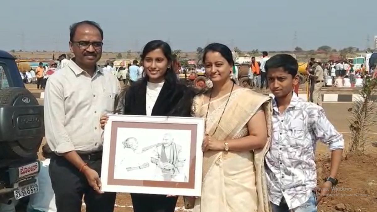 Hubballi Young woman gave mothers love reminder gift to Narendra Modi