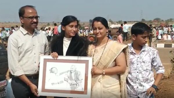 Hubballi Young woman gave mothers love reminder gift to Narendra Modi