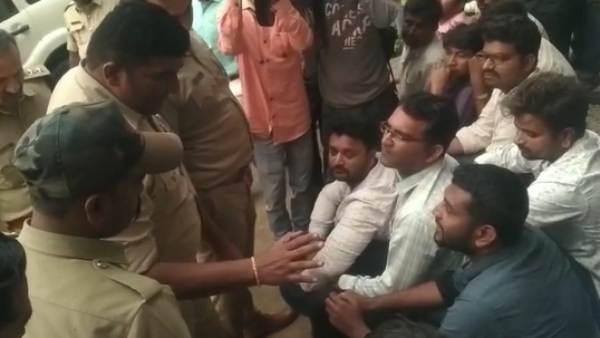 Dharwad Journalists Protest Against Kalghatgi Inspector