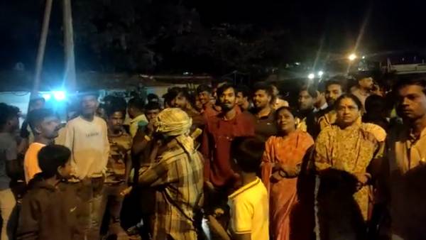 ​​Dharwad Kelageri People Protest In Midnight For Drinking Water
