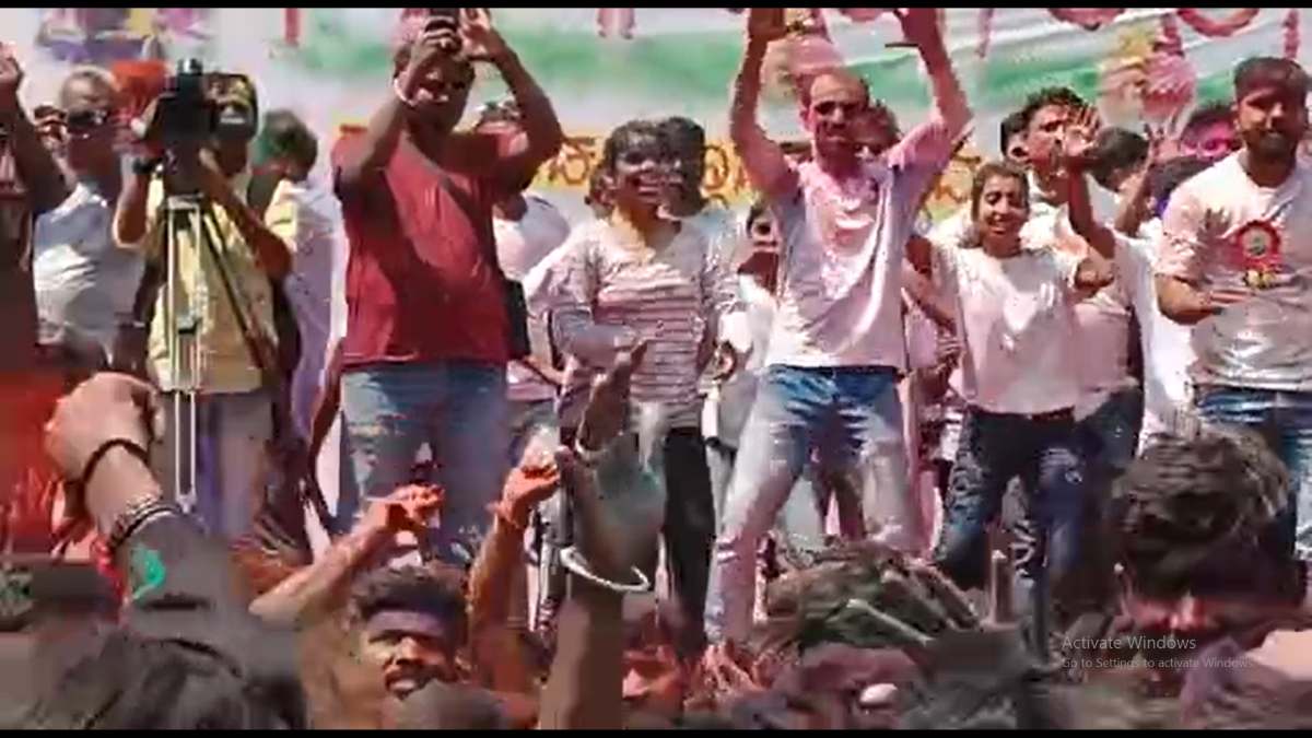 Holi festival Celebration in Dharwad, young men and women dance attracted attention Holi festival Celebration in Dharwad, young men and women dance attracted attention