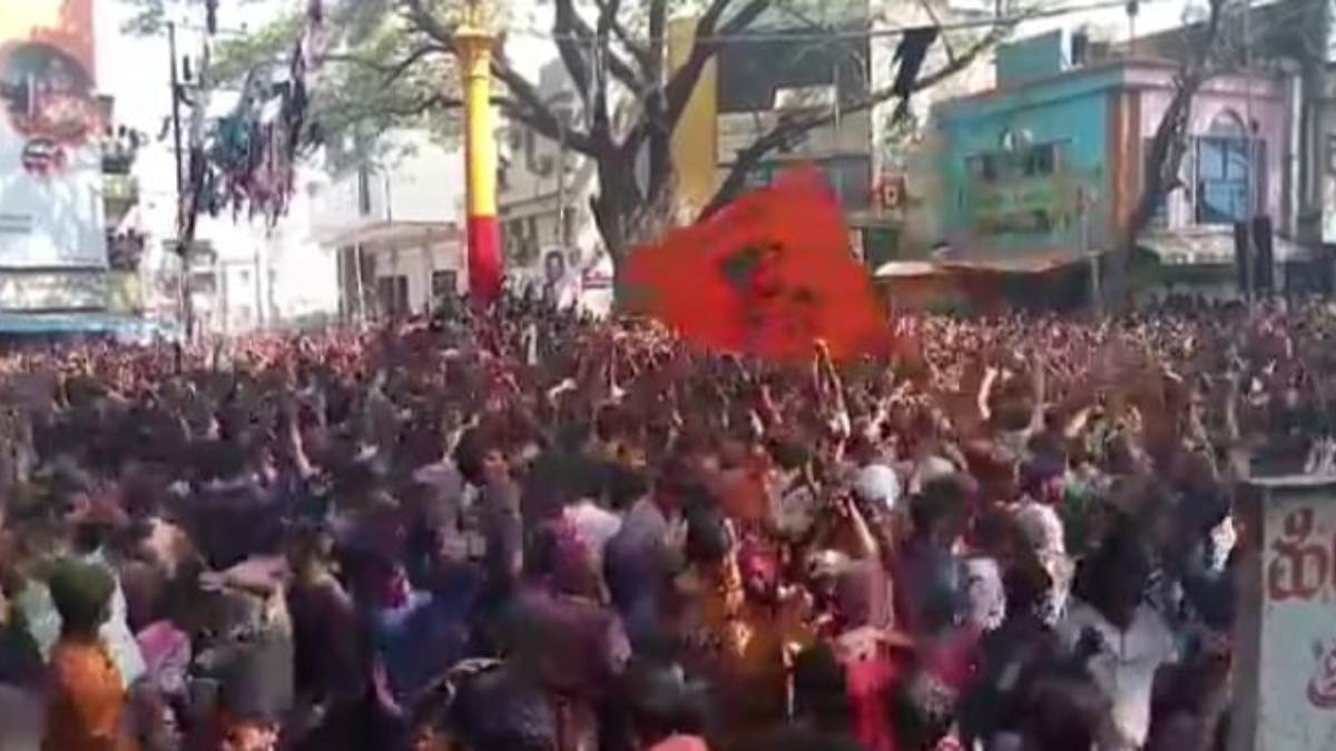 Holi festival Celebration in Davanagere, young men and women dance attracted attention Holi festival Celebration in Davanagere, young men and women dance attracted attention