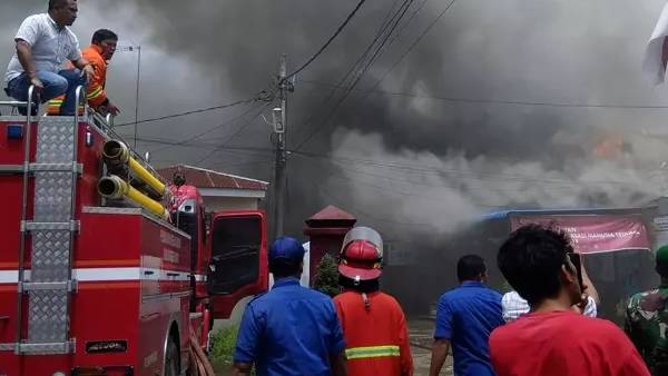 Indonesia: Oil storage fire in Jakarta kills 17 - thousands displaced