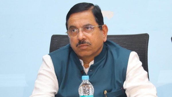 V Somanna Will Not Join Congress Says Pralhad Joshi