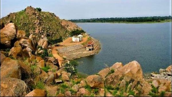 ಕೆರೆಯದಂಡೆಯಲ್ಲಿ ’ನಿಕುಂಬಿನಿ’ ದೇವಾಲಯ