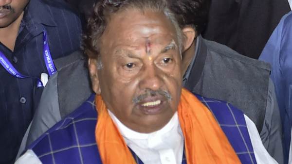 Bajrang Dal Workers Sprinkling Gomutra On DC Office, After A Muslim Youth Gave Azaan Call