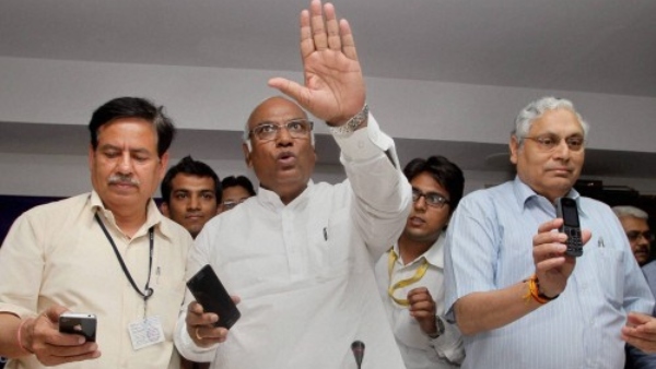 Parliament Session: BJP demands Rahul Gandhi to apologize, Mallikarjun Kharge mic off while speaking