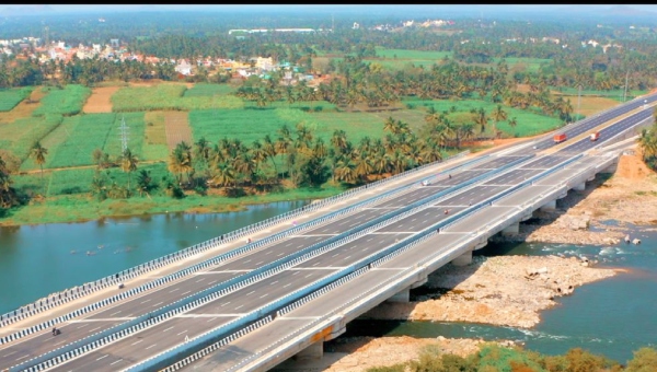 ಎರಡೂ ಭಾಗಗಳಲ್ಲಿ ಸರ್ವೀಸ್ ರಸ್ತೆ ಅಪೂರ್ಣ 
