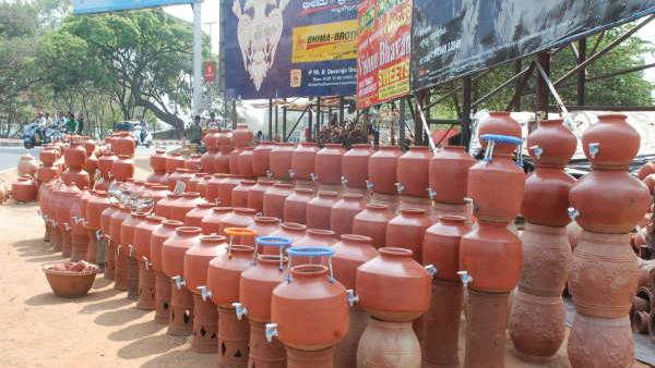  ಮಣ್ಣಿನ ಮಡಿಕೆಯತ್ತ ಮುಖ ಮಾಡುತ್ತಿರುವ ಜನ